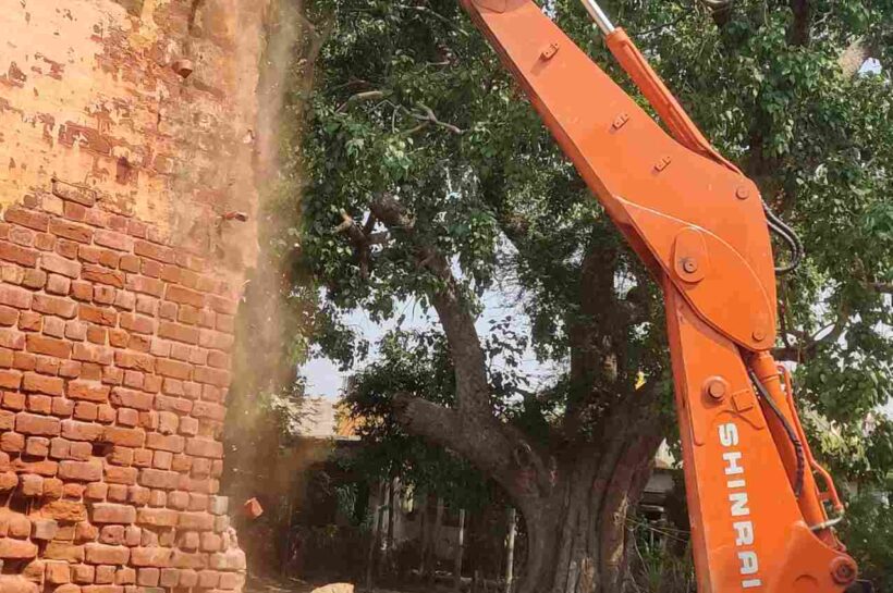 जर्जर खंडहर को गिराकर नपा की नई सरकार ने दिया नए सौंदर्यीकरण का संकेत